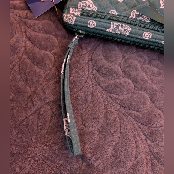 Vera Bradley NFL New York Jets Wristlet NWT SOLD OUT on VB website - Picture 3 of 5